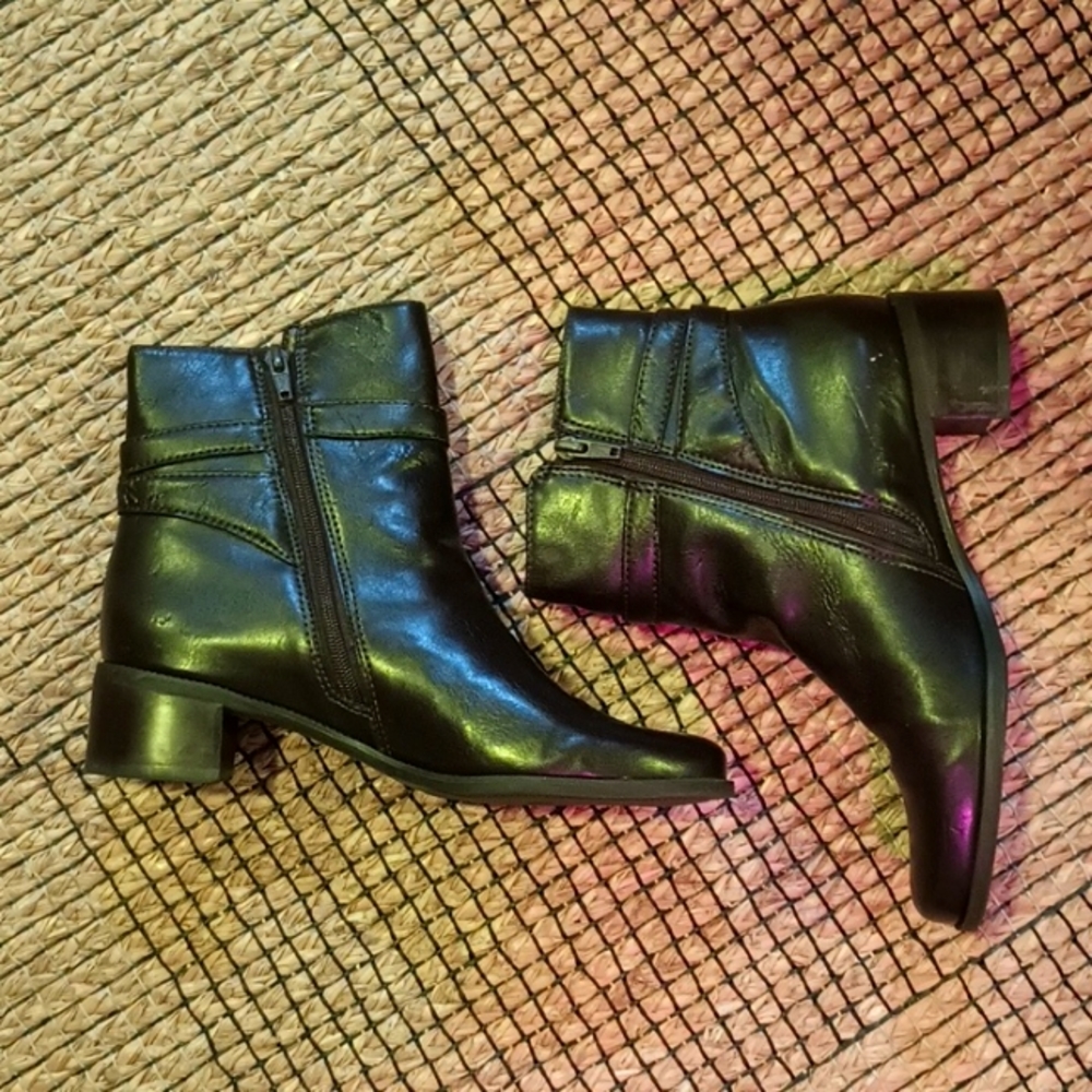 Naturalizer 7M ladies ankle boot